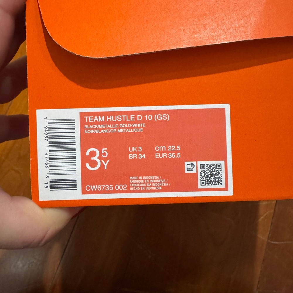 Nike Kids Team Hustle D 10 Basketball shoes - Picture 2 of 4
